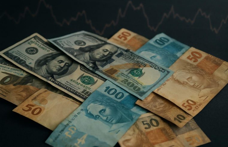 Dólar opera quase estável perto de R$5,42 após payroll dos EUA