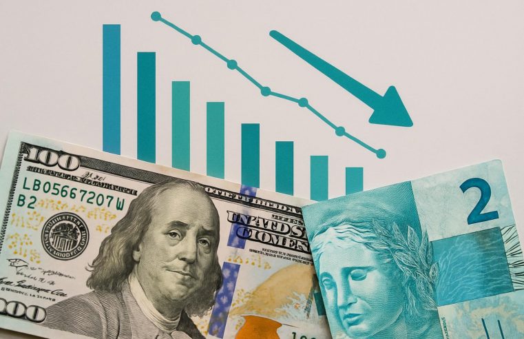 Dólar recua levemente após comentários do presidente do BC sobre Selic